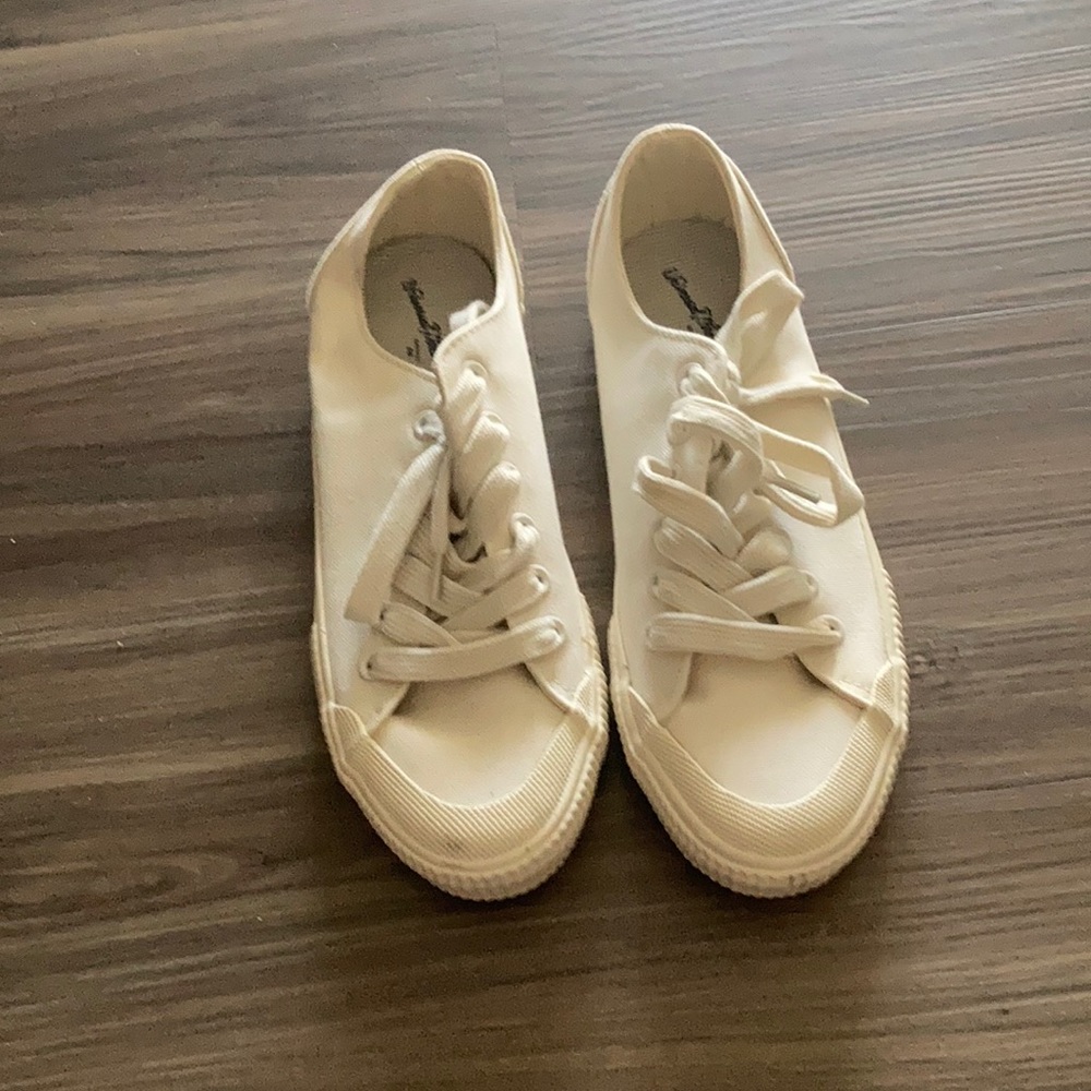 Universal thread cream colored sneakers